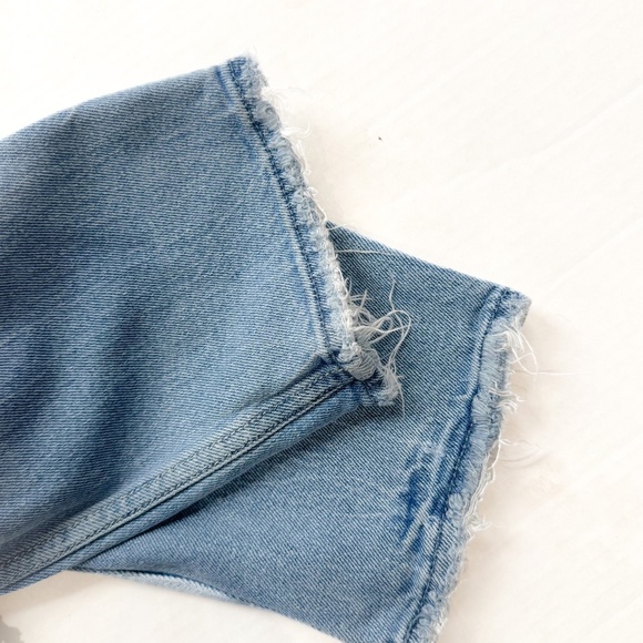 Hollister distressed curvy high rise mom jean 3 short - Picture 5 of 6